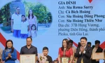 Gia đình anh Siu Rơma Sarry (ở Gia Lai) nhận khen thưởng tại Lễ tuyên dương“Gia đình trẻ Việt Nam tiêu biểu” năm 2022. Ảnh: Xuân Tùng