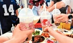 Cụng ly trà sữa thay cho cụng ly bia rượu đang là xu hướng mới trong đám cưới ở Trung Quốc