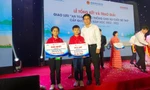 Thầy giáo Phùng Văn Tráng (Trường Tiểu học Võ Thị Sáu), bên 2 học sinh giành giải Nhất, Nhì quốc gia Hội thi “An toàn giao thông cho nụ cười trẻ thơ”