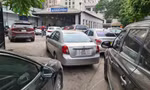 Xe ô tô xếp hàng dài trước trung tâm đăng kiểm 29.03V (Láng Thượng, Đống Đa)