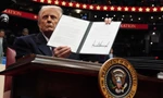 Tổng thống Mỹ Donald Trump ký một sắc lệnh hành pháp sau khi dự lễ nhậm chức ngày 20/1/2025 tại Washington. Ảnh: AP