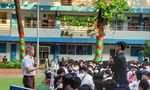 Chuyên gia công nghệ thông tin nói chuyện với học sinh Trường THPT Nguyễn Du về ChatGPT. Ảnh: T.T
