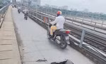 Lỗ thủng lớn trên mặt cầu Long Biên
