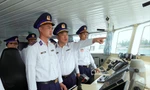 Thiếu tướng Lê Quang Đạo (giữa), Tư lệnh CSB Việt Nam kiểm tra công tác sẵn sàng chiến đấu của tàu CSB 4032, trước khi rời bến đi làm nhiệm vụ. ẢNH: NGUYỄN MINH