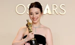 Nữ chính "Anora" Mikey Madison bị chỉ trích sau khi nhận tượng vàng Oscar 2025