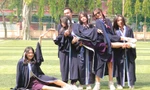 Teen THPT Nguyễn Thị Minh Khai khoe dáng tốt nghiệp trong bộ áo thụng “độc quyền”