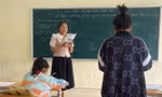 Cô giáo dạy văn băng đèo, vượt dốc vận động học sinh đến trường