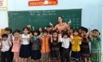 Cô giáo trẻ vượt ngàn 'cõng' chữ, làm trụ cột gia đình 