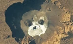 NASA công bố 'hộp sọ' phát sáng trong miệng núi lửa khổng lồ ở Sahara