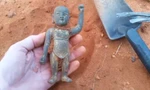 Kỳ thú bức tượng Phật sơ sinh 500 tuổi giá tiền tỷ được khai quật trên bãi biển từ máy dò kim loại