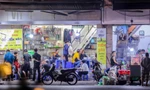 Nhiều hàng quán 'lờ' quy định phòng dịch, thản nhiên hoạt động sau 21 giờ 