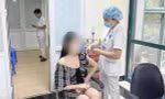 Người đẹp được tiêm vắc-xin ngừa COVID-19 nhờ... 'ông ngoại'