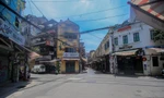Hà Nội phố xá vắng hoe, hàng quán đóng cửa im ỉm vì COVID-19