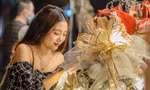 Ngắm những thiếu nữ xinh đẹp trong đêm Giáng sinh trên phố Hàng Mã