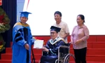 Tân Kỹ sư ngành Máy tính nhận bằng tốt nghiệp trên xe lăn