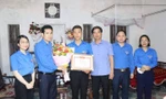 Lãnh đạo Tỉnh Đoàn Nam Định đến nhà riêng thăm hỏi, tặng Bằng khen đối với anh Nguyễn Đức Chính - Ảnh: Hoàng Long