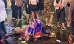 Ngổn ngang rác trên phố đi bộ Nguyễn Huệ sau màn bắn pháo hoa
