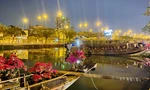 Chợ hoa 'trên bến dưới thuyền' nhộn nhịp về đêm