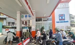 Hàng loạt cây xăng bán nhỏ giọt, đối phó, người dân Hà Nội bức xúc vì phải xếp hàng dài