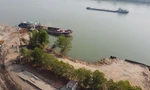Chủ tịch Hà Nội yêu cầu xử lý nghiêm 3 bãi cát không phép ‘tung hoành’ dọc sông Đuống