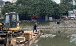 Rác nổi trắng sông Tô Lịch sau mưa lớn, Công ty Thoát nước Hà Nội nói gì?