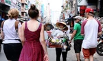 Hàng rong mời chào du khách. Ảnh minh họa