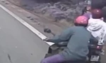 Hình ảnh anh Chiến dùng một tay kéo xe máy. Ảnh cắt từ clip