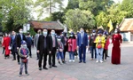  Du lịch Hà Nội đón đoàn khách đầu tiên đến Thủ đô năm 2021 tại Văn Miếu - Quốc Tử Giám.