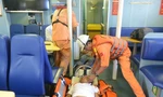 Các thuyền viên bị ngạt khí ga đã được đưa vào bờ an toàn để tiếp tục điều trị trong bệnh viện. Ảnh: Trung tâm phối hợp tìm kiếm cứu nạn hàng hải cung cấp. 