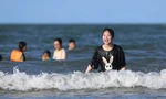 Nắng nóng, du khách đổ về biển Hà Tĩnh 'giải nhiệt' 