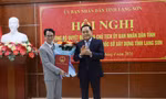 Ông Nguyễn Duy Đông nhận hoa, quyết định bổ nhiệm. Ảnh: Duy Chiến 