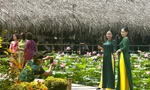 Đầm sen nở sớm ở Khánh Hòa, hàng trăm 'nàng thơ' xúng xính áo dài chụp ảnh