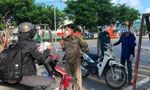 Người dân bỡ ngỡ trong ngày đầu chốt chặn phòng dịch COVID-19