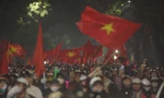 Biển người xuống đường mừng tuyển Việt Nam thắng Thái Lan