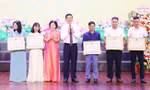 Phóng viên báo Tiền Phong thường trú Bắc Ninh (áo xanh) và các phóng viên báo chí Trung ương nhận Bằng khen của Chủ tịch UBND tỉnh Bắc Ninh.