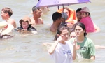 Giữa trưa, biển Quy Nhơn đông nghịt người tắm 'xả xui' ngày Tết Đoan Ngọ