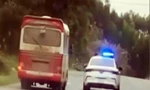 Lái xe khách lạng lách, đâm vào đuôi xe cảnh sát giao thông 