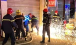 Phá cửa cuốn đang cháy, giải cứu 7 người mắc kẹt trong thẩm mỹ viện tại TPHCM