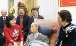 Bí thư Thành ủy Hà Nội trao Huy hiệu 65 năm tuổi Đảng tặng cụ Lương Tam Kỳ