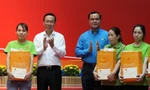 Chủ tịch nước Võ Văn Thưởng tặng quà người lao động