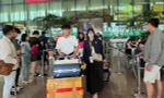 Cảnh tượng trái ngược ở sân bay Tân Sơn Nhất mùng 4 Tết 