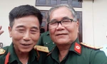 Cựu chiến binh, nhà văn Nguyễn Thái Long (phải) cùng đồng đội 