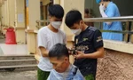 Chiến sĩ công an cắt tóc cho bệnh nhân nghèo 