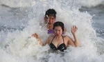 Hàng nghìn du khách đổ về, biển Vũng Tàu nhộn nhịp ngày cuối năm