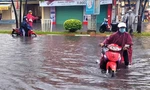 Mưa lớn kéo dài, đường phố Bạc Liêu ngập trong biển nước
