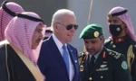 Tổng thống Mỹ Joe Biden bước ra sân bay sau khi kết thúc hội nghị thượng đỉnh Ả-râp ngày 16/7. (Ảnh: Reuters)