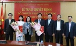Lãnh đạo Ban Tổ chức Trung ương trao quyết định và chúc mừng các cán bộ được bổ nhiệm chức vụ mới.