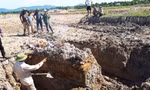 Vì không đọc được chữ nên Sở VHTT Quảng Bình cho rằng ngôi mộ bằng đá nguyên khối này không phải mộ cổ 