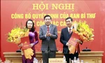 Bí thư Tỉnh ủy Bắc Giang Nguyễn Văn Gấu trao quyết định cho bà Hương và ông Oảnh. Ảnh: Nguyễn Thắng