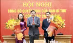 Bí thư Tỉnh ủy Bắc Giang Nguyễn Văn Gấu trao quyết định cho bà Hương và ông Oảnh. Ảnh: Nguyễn Thắng